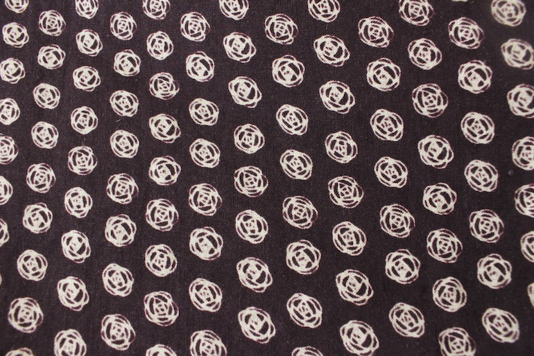 LINNETリネンプリント<br />
        ローズドット・マルベリー 